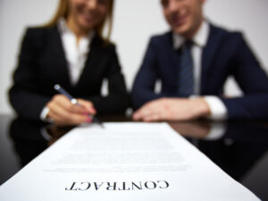 businesswoman-signature-nouveau-contrat