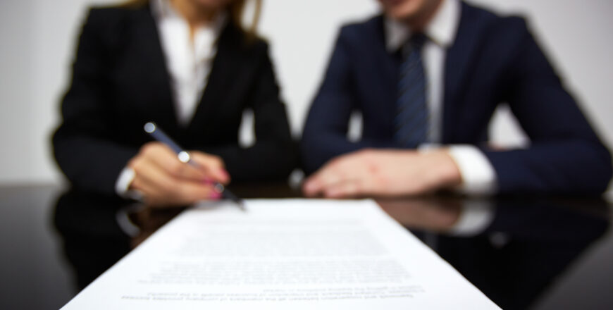 businesswoman-signature-nouveau-contrat