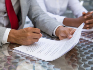 chef-entreprise-lisant-verifiant-texte-accord