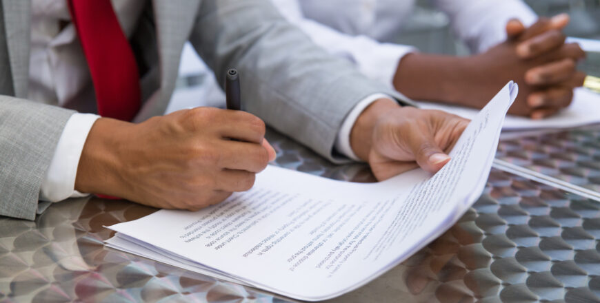 chef-entreprise-lisant-verifiant-texte-accord