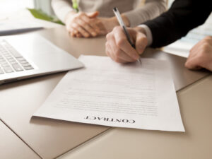 signature-du-contrat-entre-partenaires-commerciaux-feminins-masculins