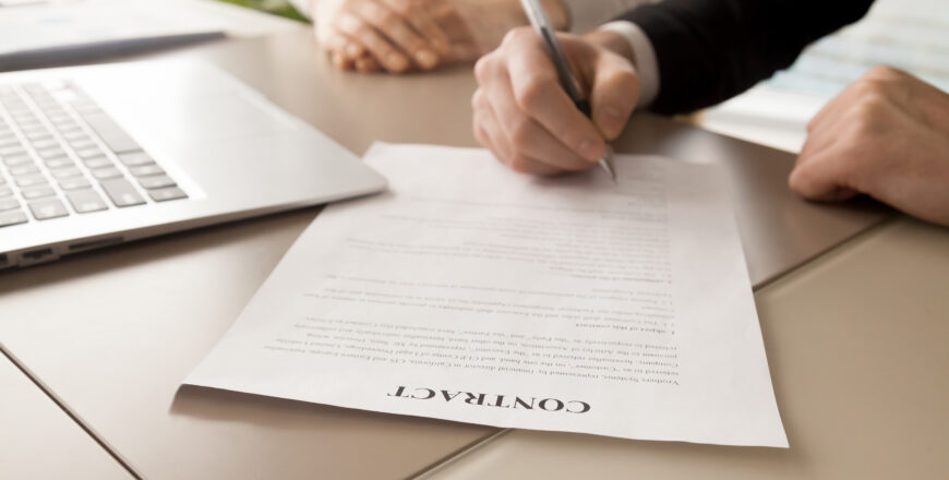 signature-du-contrat-entre-partenaires-commerciaux-feminins-masculins